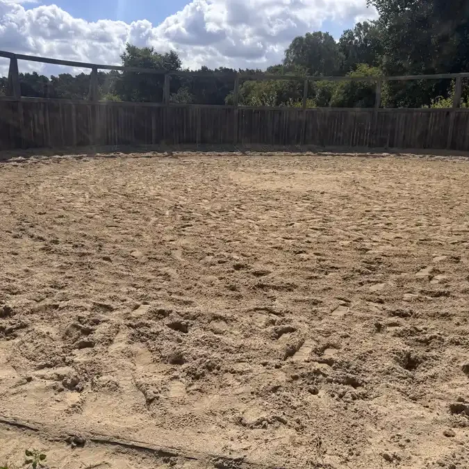 Roundpen halbhoch eingezäunt